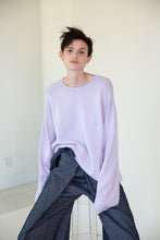 Load image into Gallery viewer, OVERSIZED LILAC CASHMERE CREWNECK SWEATER