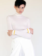 Load image into Gallery viewer, CASHMERE FINE RIB TURTLENECK WITH CONTRAST STRIPE